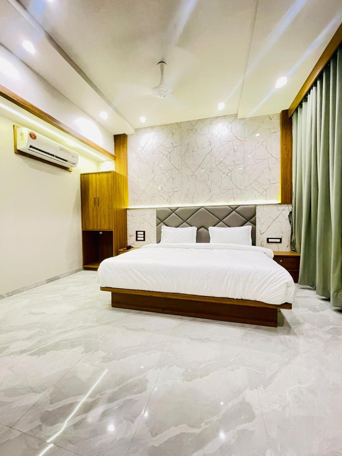Hotel Amber Choice International Airport 3*
