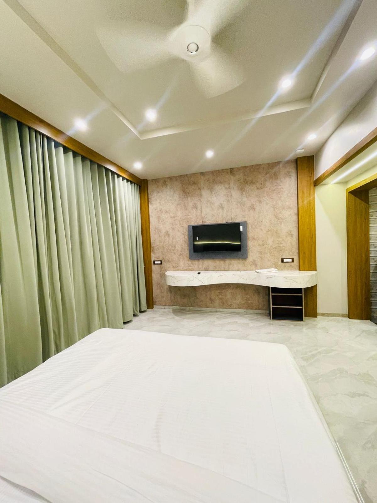 Hotel Amber Choice International Airport 3*
